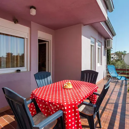 아파트 2 Bedroom Lovely In 풀라