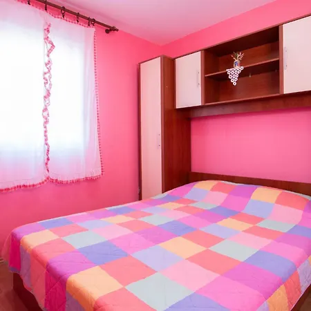 Apartment 2 Bedroom Lovely In Pula