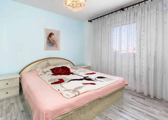 Apartment 2 Bedroom Lovely In *