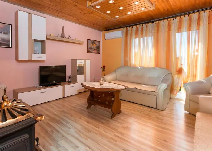 2 Bedroom Lovely In Apartment