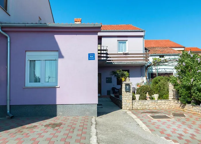 Apartment 2 Bedroom Lovely In *