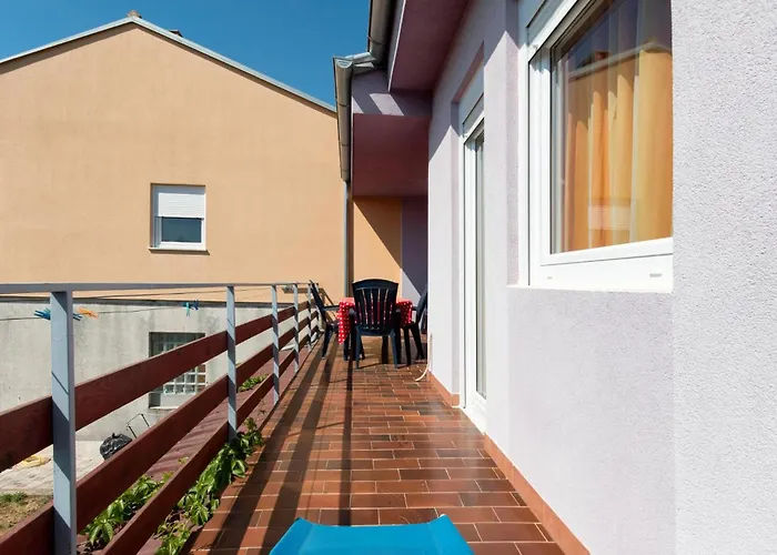 Apartment 2 Bedroom Lovely In *