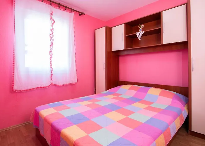 Apartman 2 Bedroom Lovely In Póla
